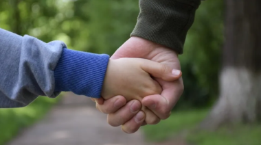 Diputados aprobó modificaciones en la Ley de Adopción bonaerense: qué implican los cambios