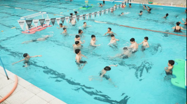 Miles de chicos y chicas de Lomas aprenden a nadar como parte de una política de salud y cuidado