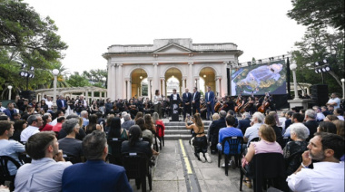 Kicillof encabezó el inicio de las obras de restauración del Teatro del Lago