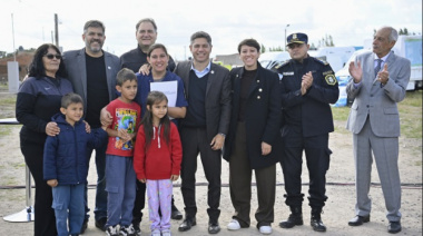 Kicillof entregó viviendas y sumó equipamiento en De la Garma