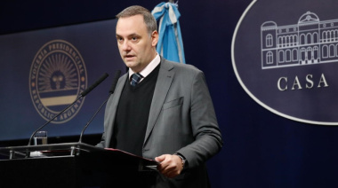 Tras casi un mes, Adorni retomó el contacto con la prensa y habló de seguridad