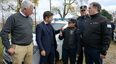 Kicillof irónico con Adorni: "Estoy buscando un pendrive para la provincia"