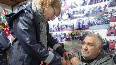 Avanza la vacunación antigripal gratuita para personas mayores en los centros de salud locales