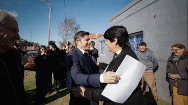 Kicillof entregó escrituras a familias de Chascomús y destacó la inversión productiva de Atalaya