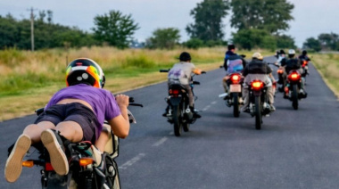 Hacía acrobacias en moto y las subía a redes: le suspendieron la licencia por 73 años