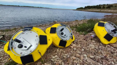 Bahía Blanca esquivó la alerta por cianobacterias gracias a nueve boyas solares