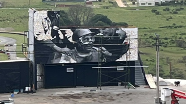Fangio tiene un nuevo mural en Balcarce a días de la reapertura del autódromo