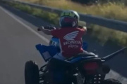 Le sacaron la licencia por hacer que su hijo de 5 años maneje un cuatriciclo en la ruta