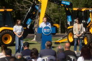 Otermín presentó nuevas máquinas para el mantenimiento de las cuencas de Lomas