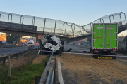 Se derrumbó un puente peatonal sobre Panamericana tras el choque de un camión