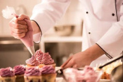 Lanzan un curso gratuito de pastelería profesional en la sede de UTHGRA Temperley