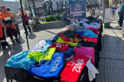 El lado solidario de «Lomas Corre en Comunidad»: juntan donaciones de calzado e indumentaria para clubes de barrio